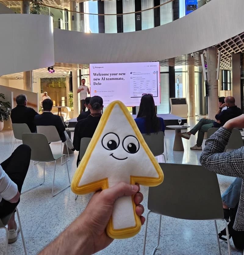 The Delo mascot in front of a Delegento presentation